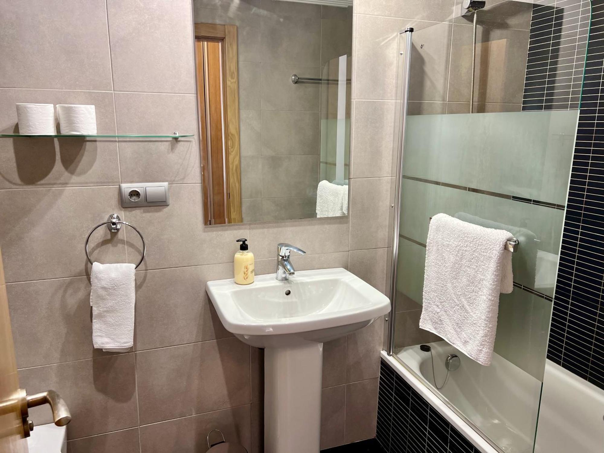 Apartamento Europa Jardin Oviedo Bagian luar foto